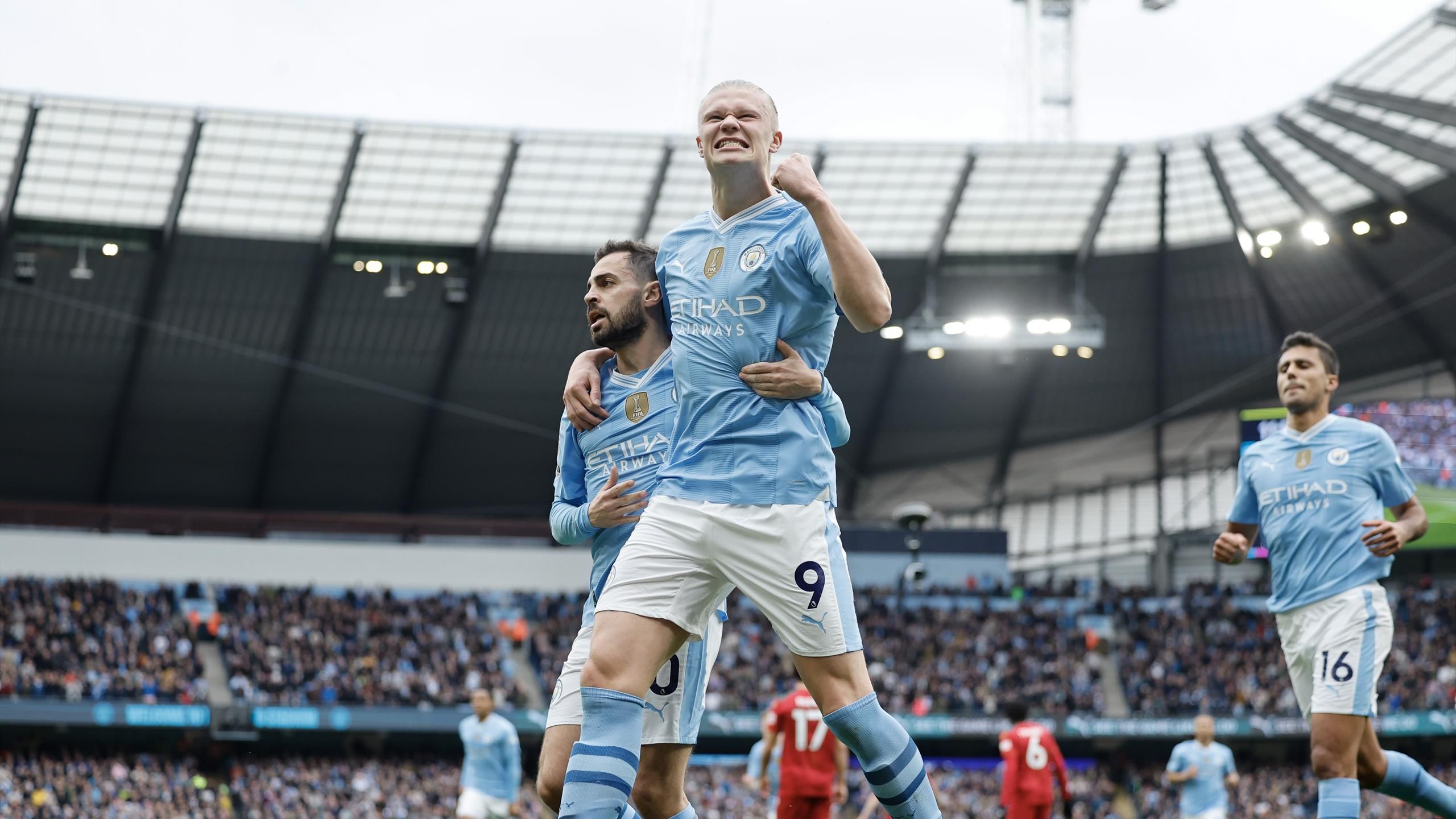 Haaland anota cuatro mientras el Manchester City derrota a los Wolves para mantener el ritmo en la carrera por el título