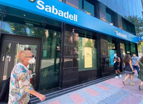 Rechaza banco Sabadell propuesta de fusión de BBVA; la considera ‘infravalorada’