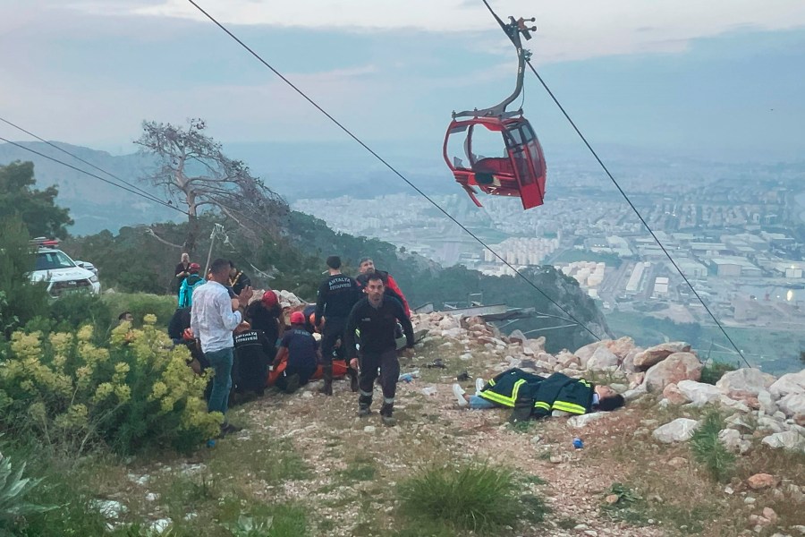 Rescatan a 174 personas varadas en el aire, casi un día después de un fatal accidente de teleférico en Turquía