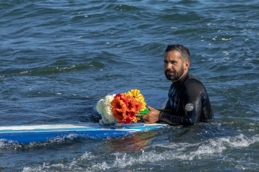 Comunidades de San Diego y Ensenada rinden homenaje a tres surfistas asesinados en México