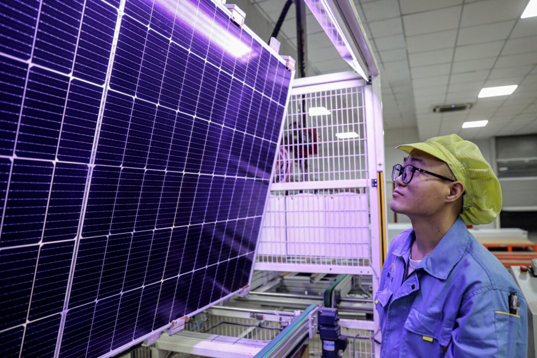 Biden aumenta los aranceles de importación de energía solar, apuntando a las 'prácticas comerciales desleales' del PCCh