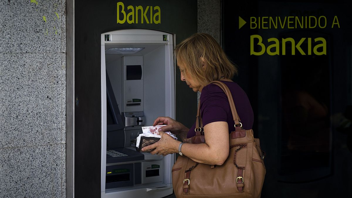 Cómo se impide a los más vulnerables de Europa abrir cuentas bancarias