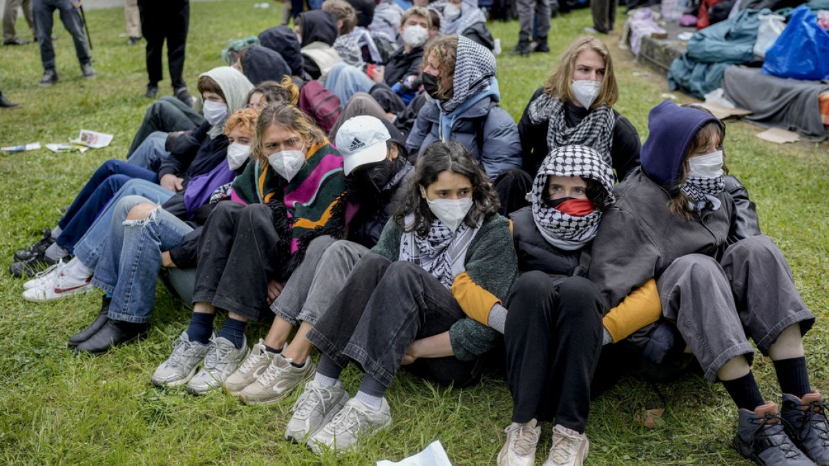 La policía disuelve protestas universitarias pro Palestina en Europa después de que Israel rechazara el acuerdo de alto el fuego