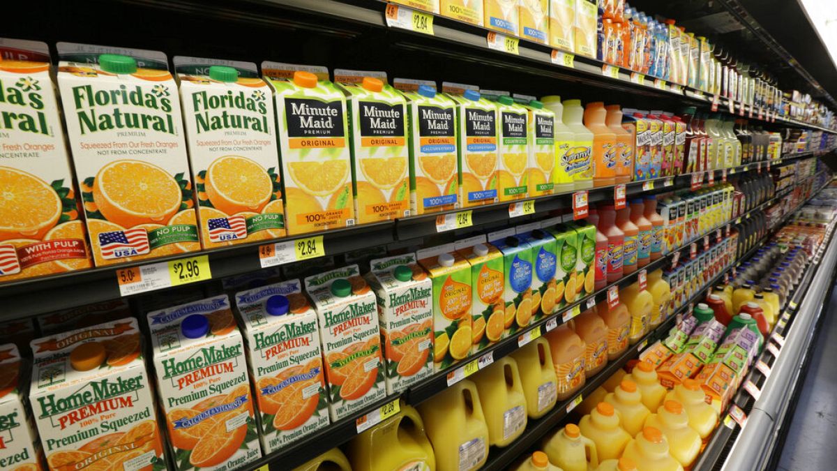 Los precios del jugo de naranja se disparan a un nuevo récord a medida que el mal tiempo afecta los cultivos de cítricos