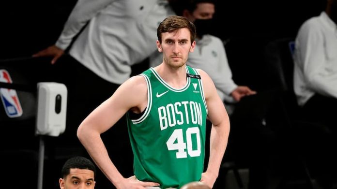 Luke Kornet disfruta de la noche profesional en Boston mientras los Celtics plagados de lesiones vencen a Miami en el TD Garden