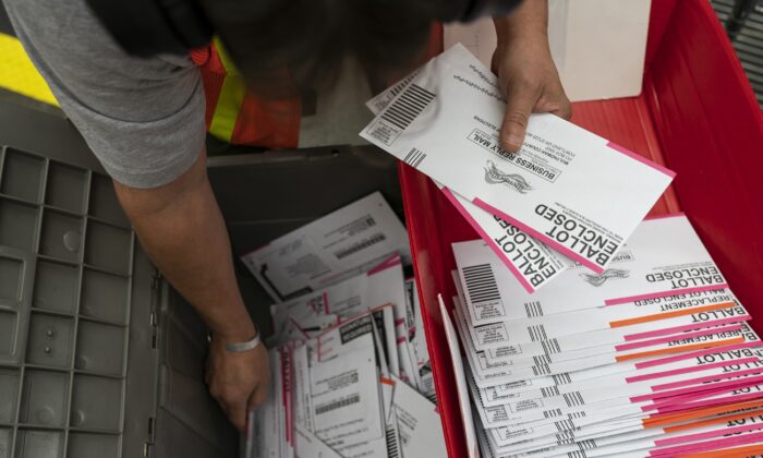 La Oficina Electoral de Oregón cierra una línea telefónica “abrumada” citando información falsa sobre el folleto para los votantes