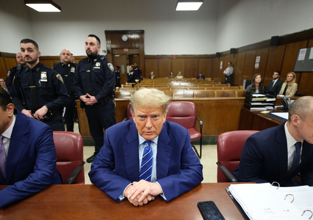 Ya no se pueden tomar fotos de Trump dentro de la sala del tribunal, dice un funcionario judicial