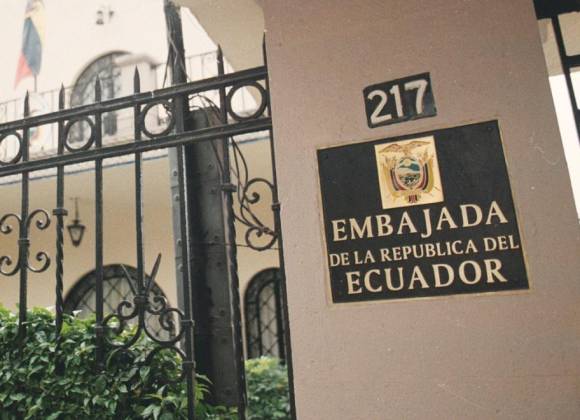 Ecuador cerrará sus consulados en México