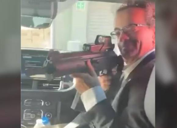 Despide Reino Unido a embajador en México por apuntar con un arma a una empleada