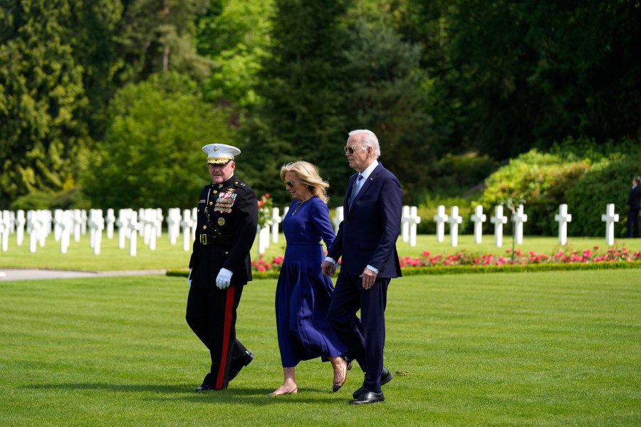 Biden honra a los muertos estadounidenses en la guerra con una visita al cementerio que pone fin a un viaje a Francia que sirvió de reprimenda a Trump
