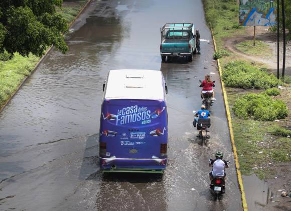 Río San Martín, en Estado de México, se desborda y casas se inundan