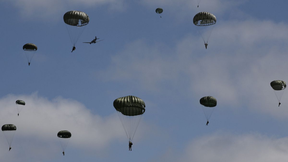 El lanzamiento en paracaídas marca el 80º aniversario del Día D en Normandía