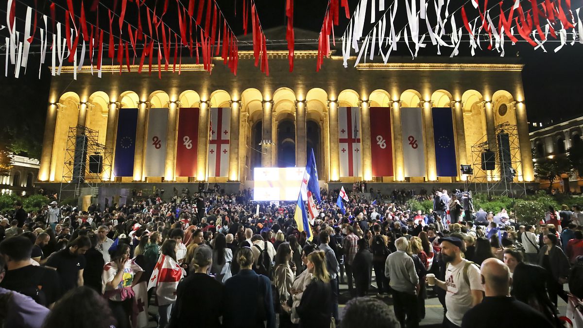 El presidente del parlamento de Georgia aprueba la controvertida "ley rusa" en medio de protestas