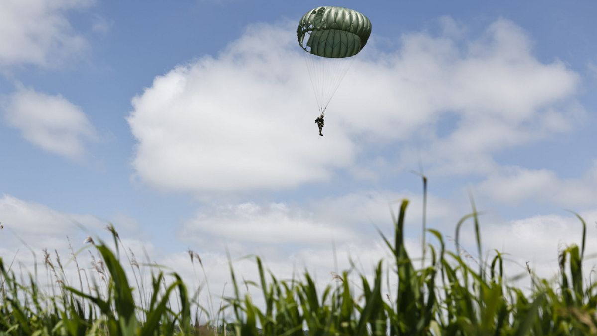 El salto masivo en paracaídas sobre Normandía inicia las conmemoraciones del Día D, pero Putin no está invitado