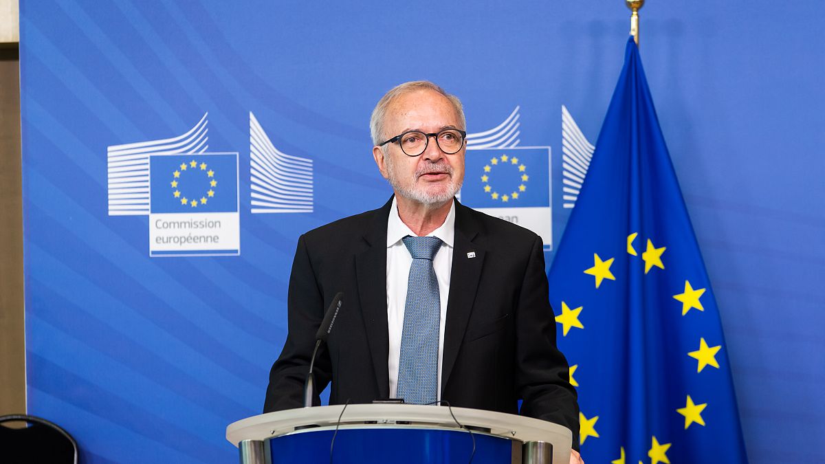 Fiscales de la UE investigan al exjefe del BEI por corrupción y apropiación indebida