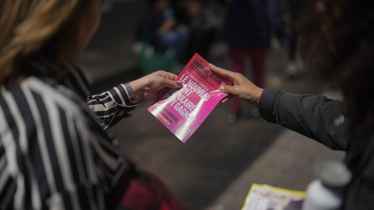 Los candidatos de la alianza del Frente Popular de izquierda utilizan nuevos voluntarios para atraer a los votantes