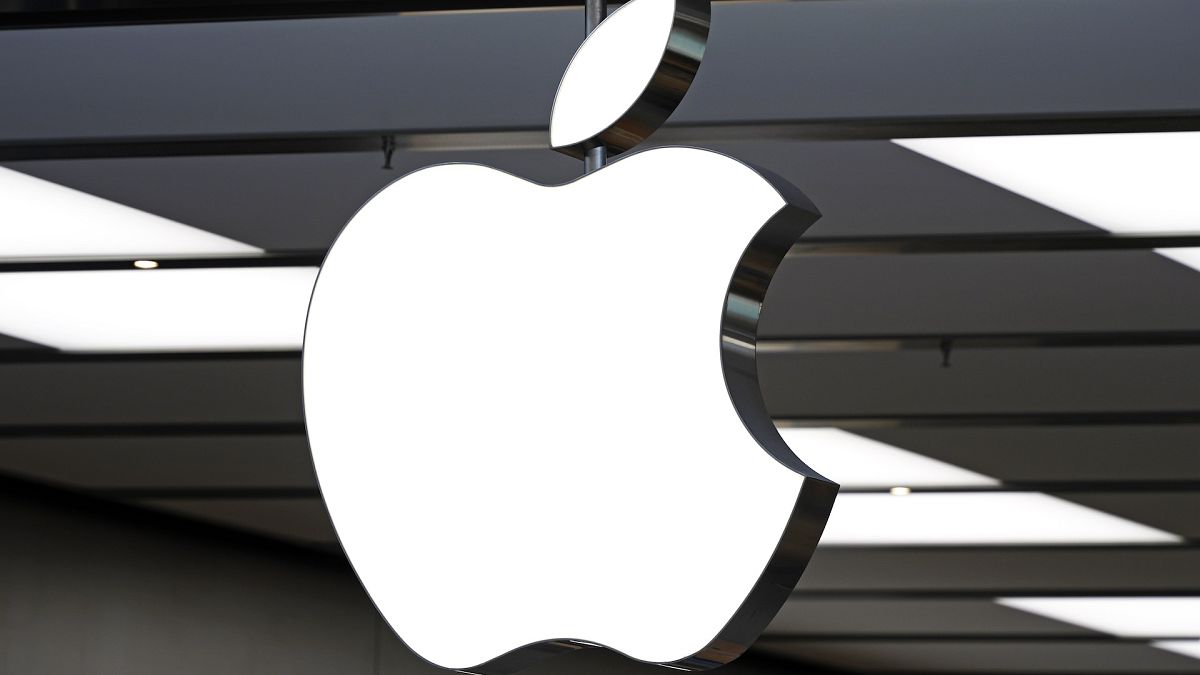 Los inversores de Apple miran el lanzamiento de OpenAI mientras se pone al día con sus competidores
