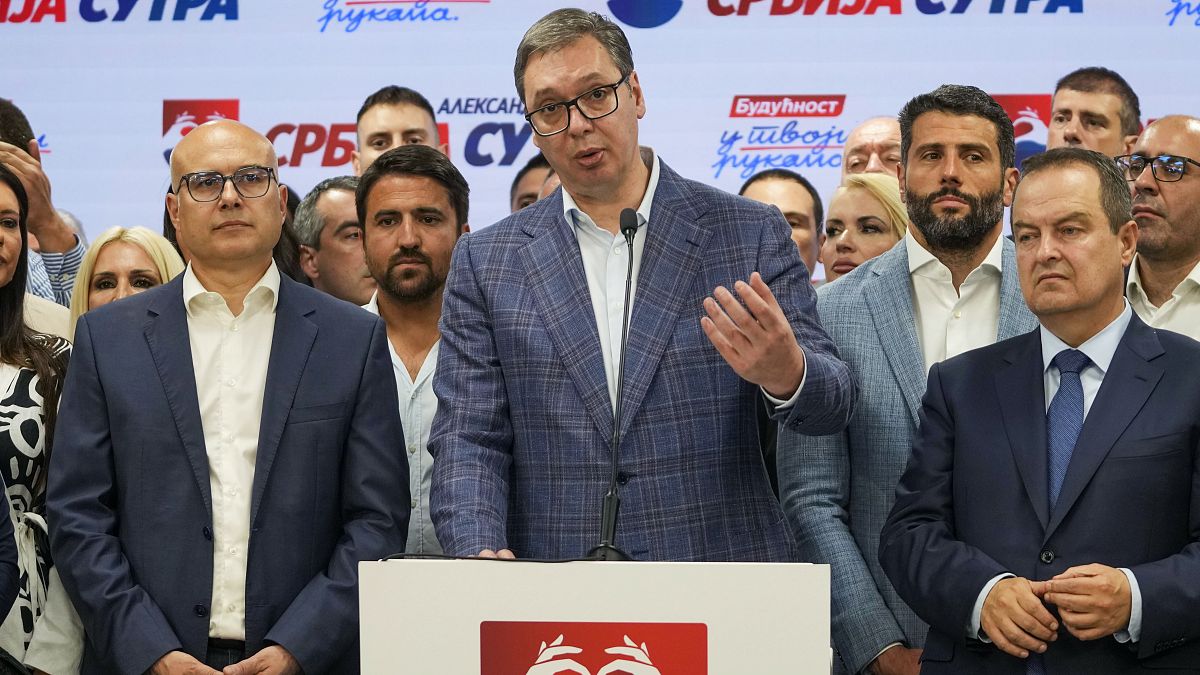 Los populistas gobernantes de Serbia reivindican una victoria "pura y convincente" en las elecciones municipales
