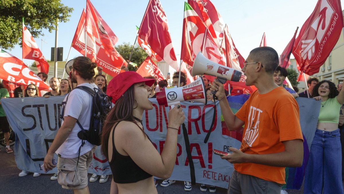 Manifestantes de Extinction Rebellion se encadenan frente a la cumbre del G7