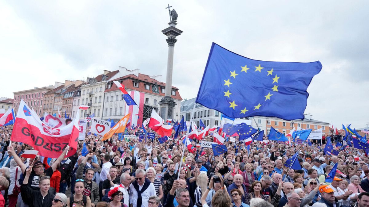 Miles de personas se reúnen en Varsovia para el mitin preelectoral del primer ministro Tusk