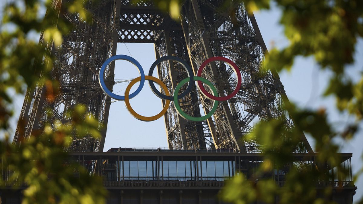 Se presenta la exhibición del anillo olímpico en la Torre Eiffel antes de los Juegos de 2024 en París