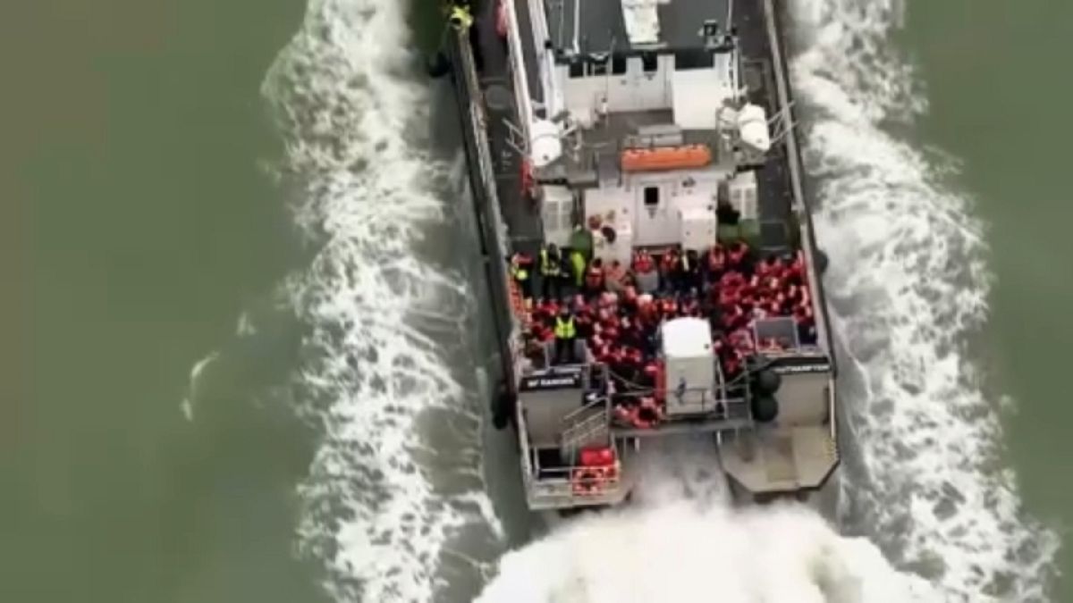 Un barco de la Fuerza Fronteriza del Reino Unido que transporta inmigrantes llega al puerto de Dover