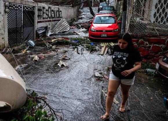 Siguen desaparecidas 31 personas por paso del huracán Otis