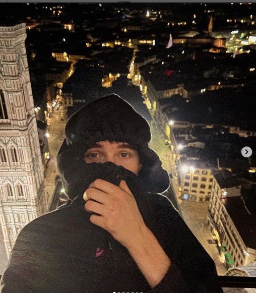 Un hombre se toma selfies en la Catedral de Florencia