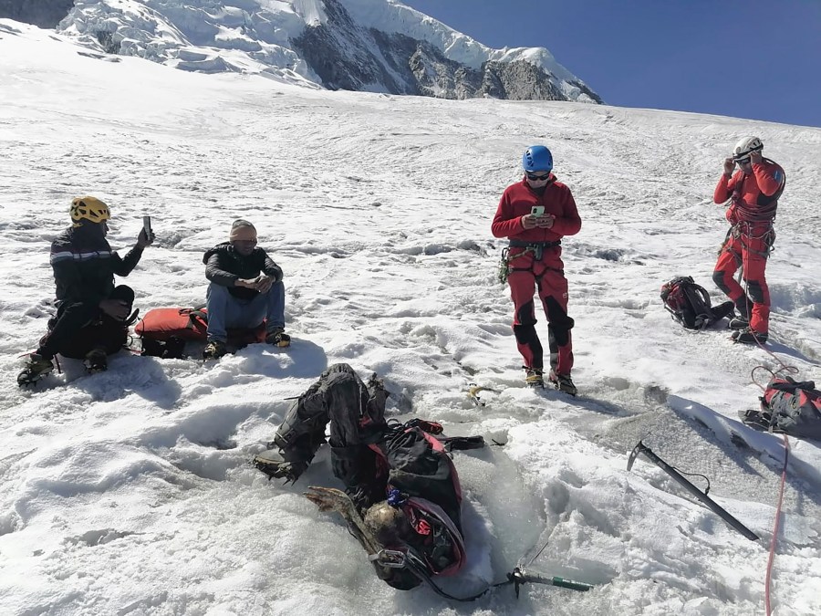 Encuentran en el hielo el cuerpo de un alpinista estadounidense sepultado por una avalancha hace 22 años en Perú