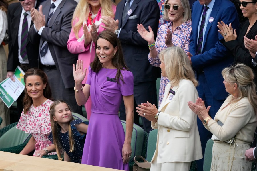 Kate, la Princesa de Gales, entrega a Carlos Alcaraz su trofeo de Wimbledon en una rara aparición para ella.