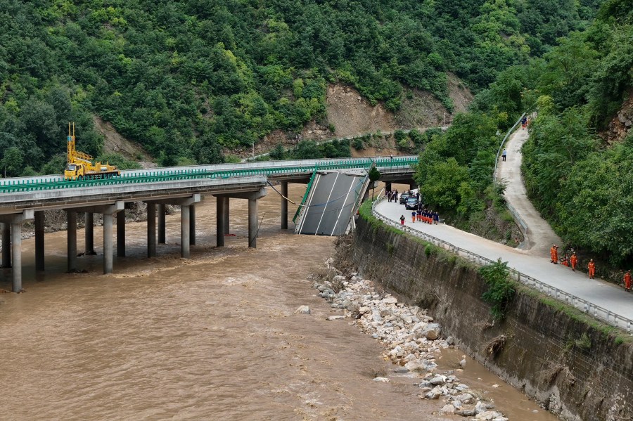 Once muertos y decenas de desaparecidos tras derrumbarse un puente de una autopista en China por inundaciones y fuertes tormentas