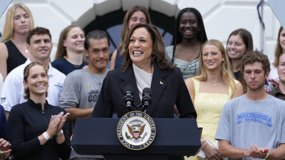 Harris no hace referencia a su candidatura presidencial mientras elogia el legado “inigualable” de Biden