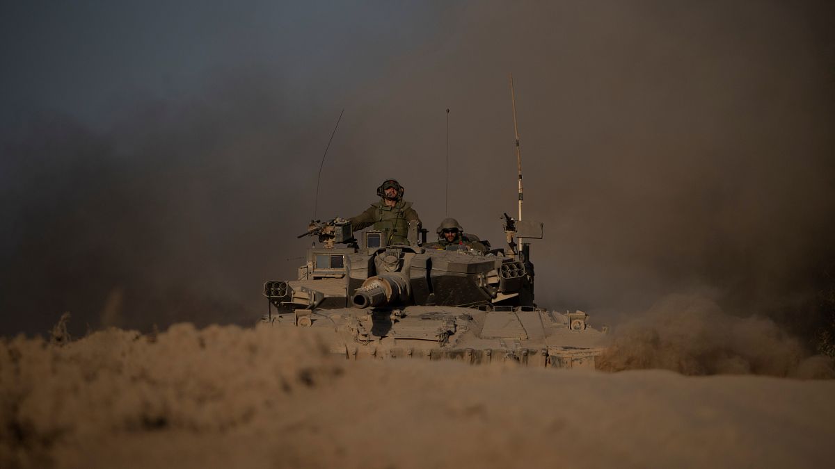 Las fuerzas israelíes avanzan hacia la ciudad de Gaza mientras Hamás advierte que la escalada amenaza las negociaciones de alto el fuego