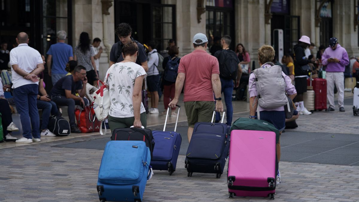 Los servicios de trenes de la SNCF volverán "pronto" a la normalidad, pese a los retrasos