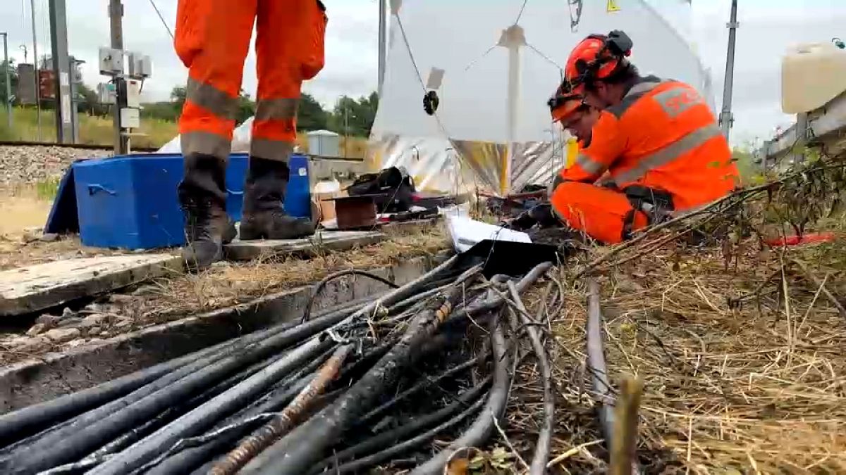 Los técnicos de la SNCF comienzan las reparaciones tras una serie de incendios provocados en la red ferroviaria francesa
