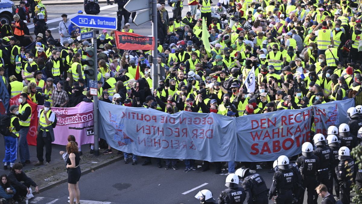 Miles de personas protestan contra la convención del partido de extrema derecha AfD