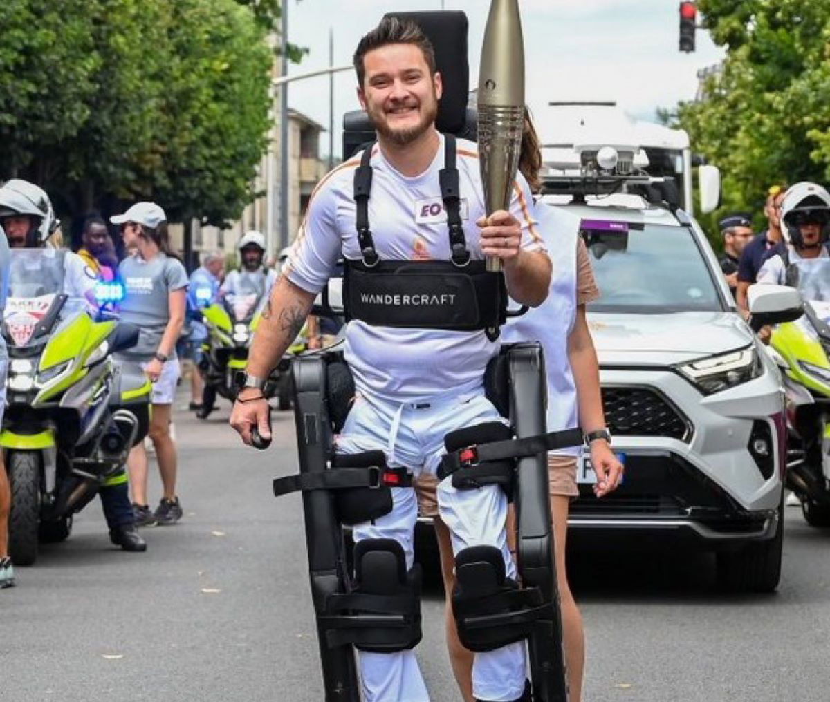 El atleta paralímpico Kevin Piette lleva la antorcha olímpica en un exoesqueleto robótico; maravillas de la tecnología