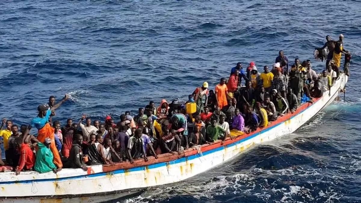 Voluntarios en Canarias guían a inmigrantes africanos ante el trauma del agua