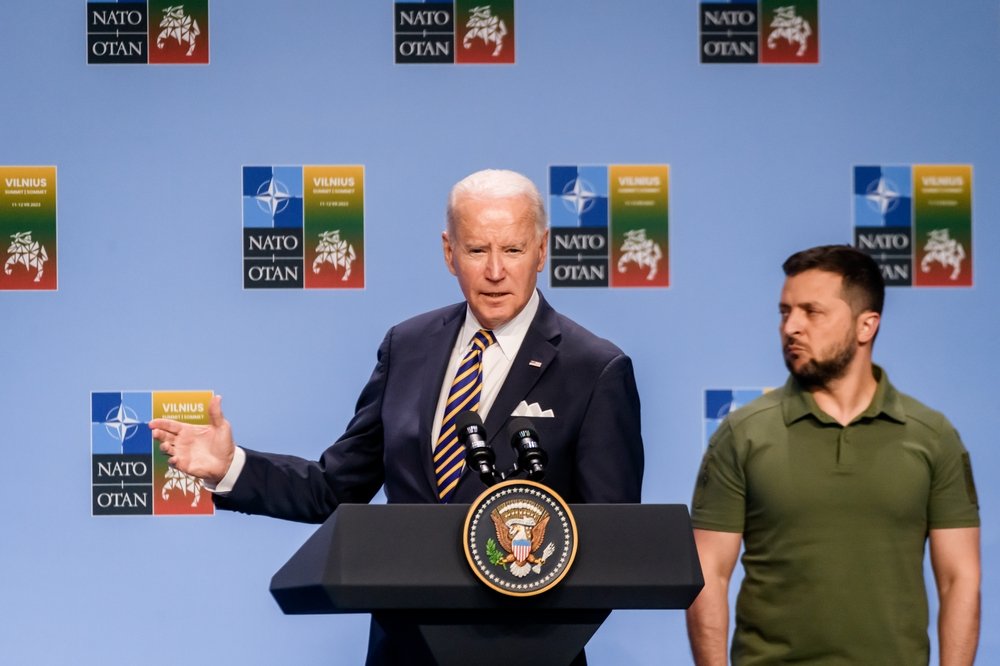 Biden se resbala en conferencia de prensa