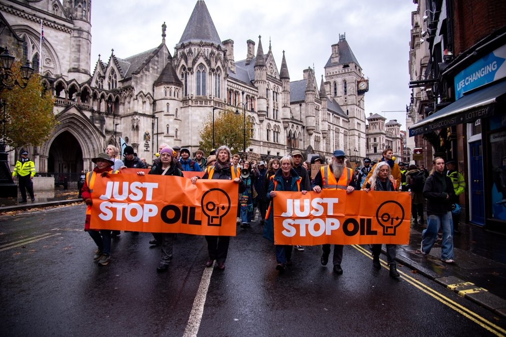 “Activistas climáticos perturban los aeropuertos europeos: protestas y demandas”