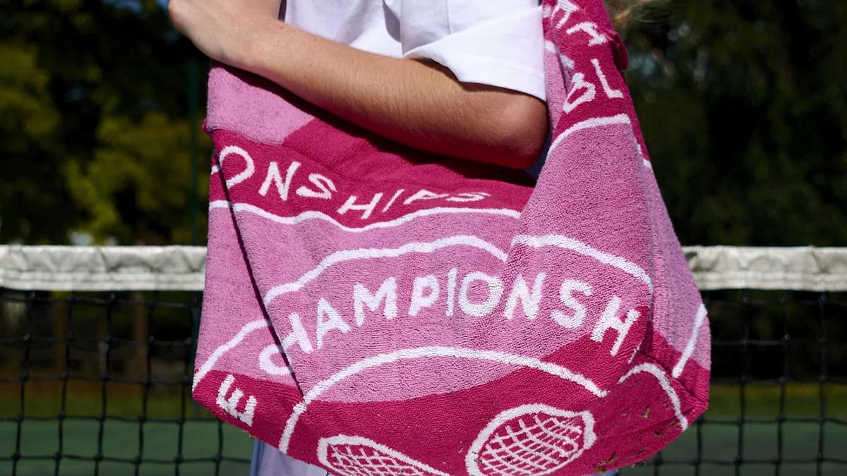 ¡Promocionando sus productos! El patrocinador de toallas de tenis de Wimbledon se vuelve imaginativo