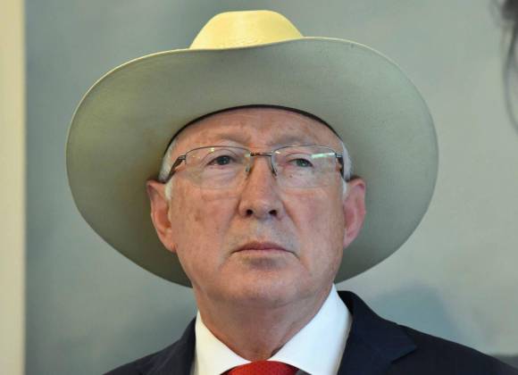 Ken Salazar niega que México ponga límites en cooperación de seguridad por arresto de ‘El Mayo’