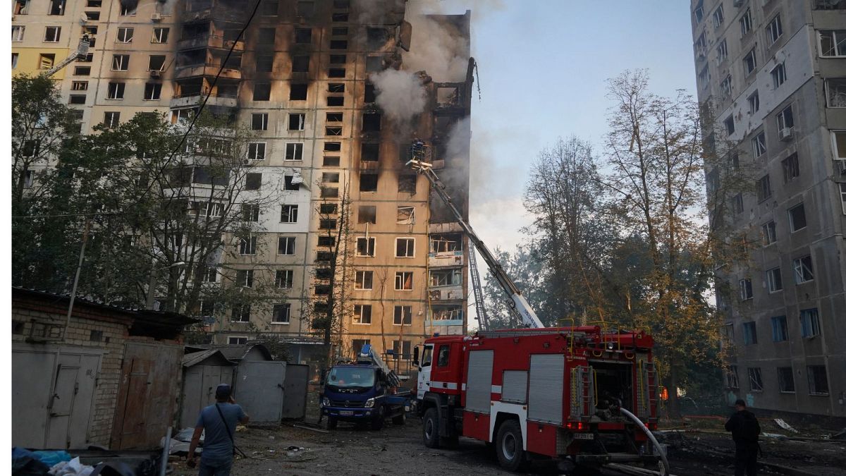 Ataque aéreo ruso en un bloque de apartamentos de Járkov mata a seis personas