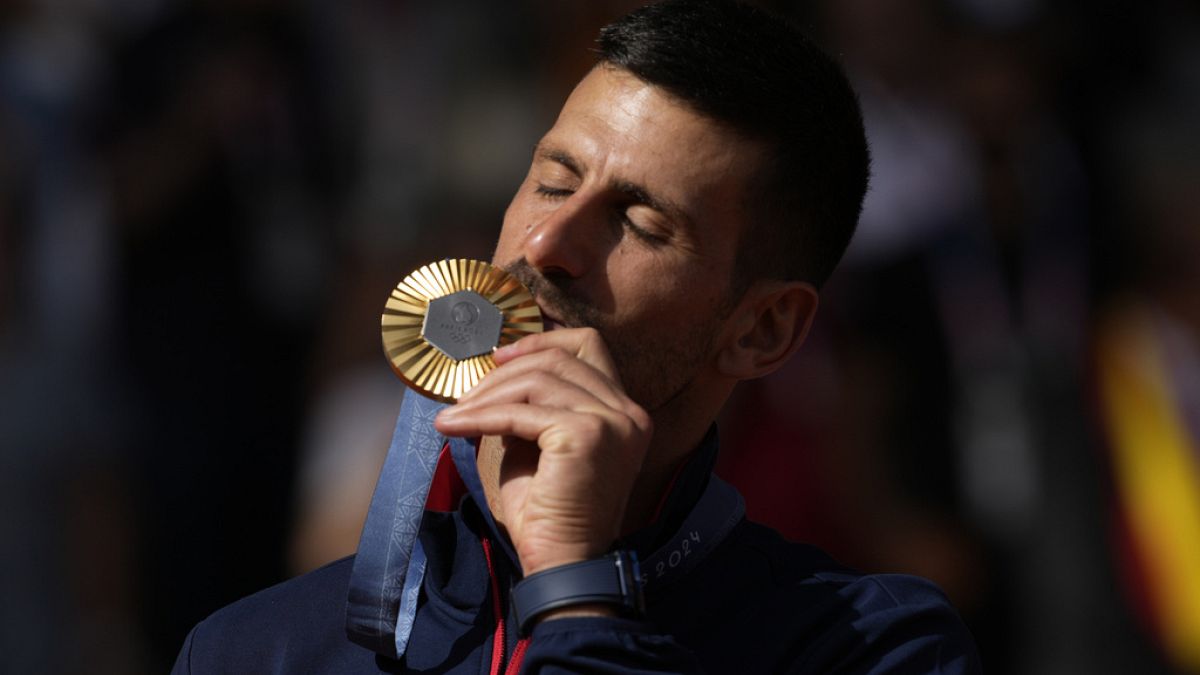 Djokovic gana su primera medalla de oro olímpica tras vencer a Alcaraz en la final de tenis masculino