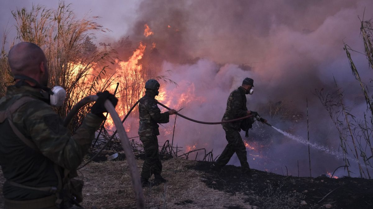 La oposición griega acusa al gobierno de gestionar mal los incendios forestales que arrasaron los suburbios de Atenas