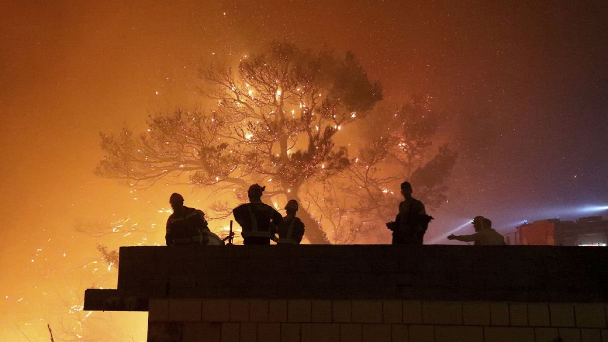 Los Balcanes luchan contra los incendios forestales provocados por la prolongada ola de calor en Europa