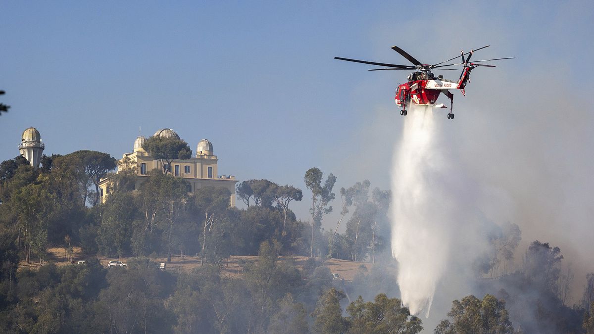 Los incendios forestales continúan en toda Europa mientras las temperaturas se mantienen altas