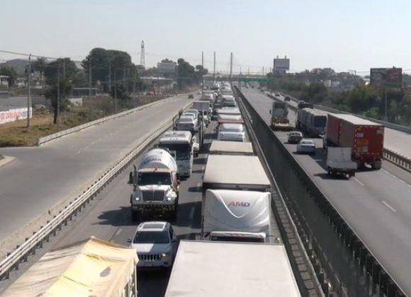 Pobladores liberan temporalmente la autopista México-Puebla, para aliviar la congestión en la zona