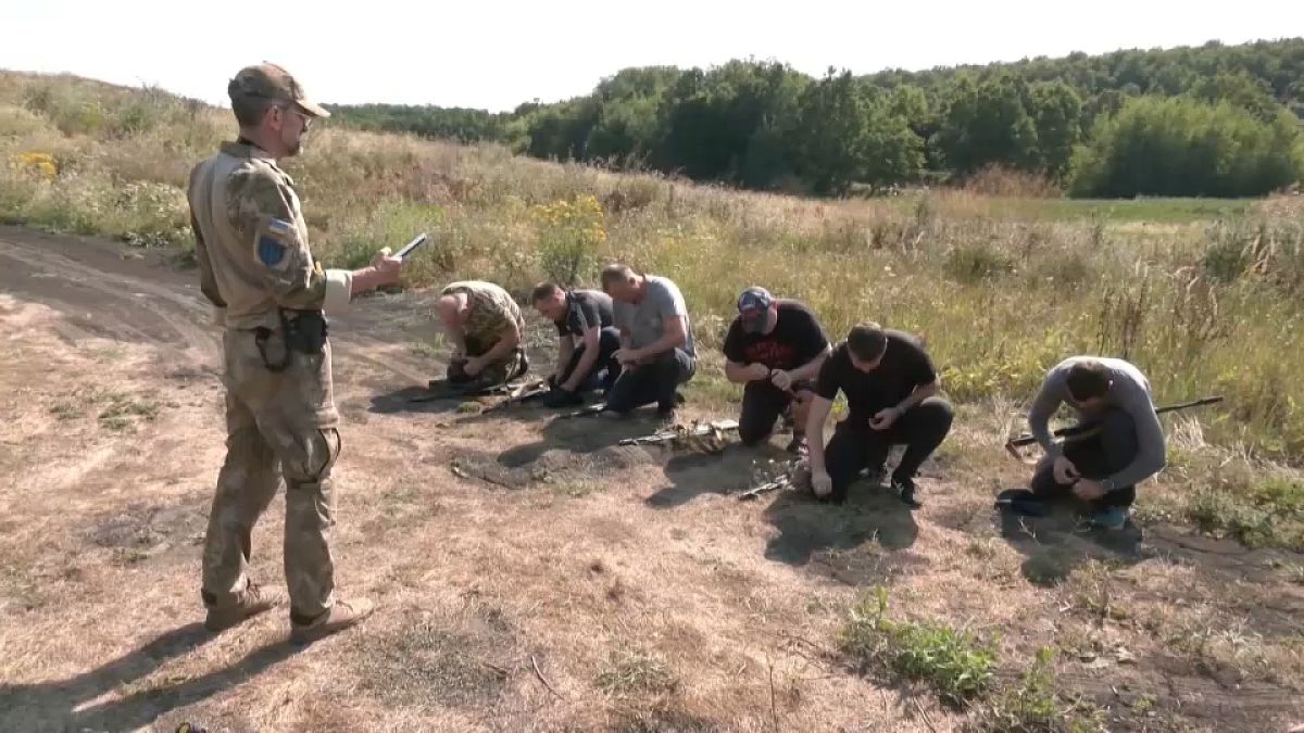 “¿Cómo habéis pasado el verano?”: los ucranianos reciben entrenamiento militar en el este de Járkov