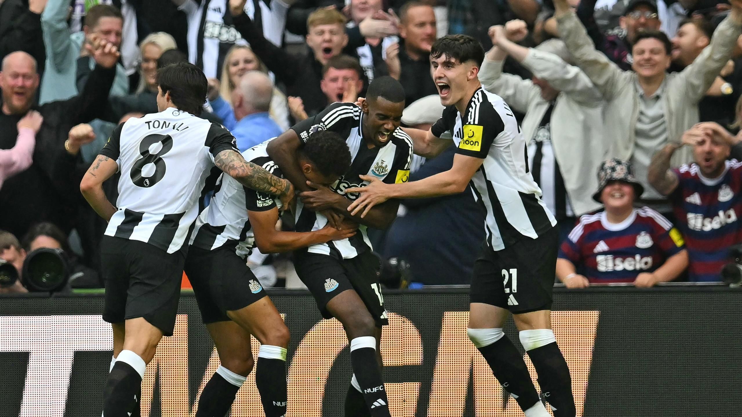 Isak marca el gol de la victoria y el Newcastle sorprende al Tottenham en St James' Park